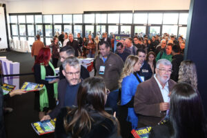 巴西电子家电展 展馆通道人流特写 买家排队咨询中国产品 广东天涯展览