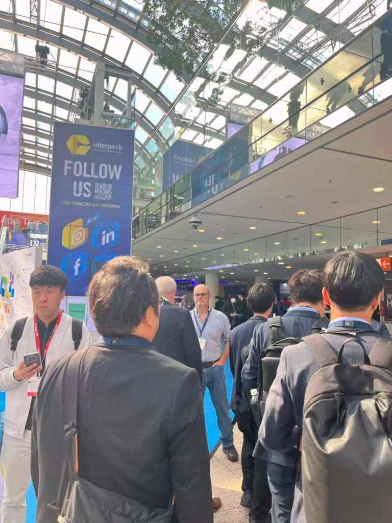 天涯展览国际展览现场拍摄的德国包装展排队人流，观众等待进入包装机械展区